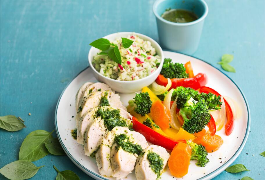 Hähnchenbrustfilet mit Gemüse und Salat