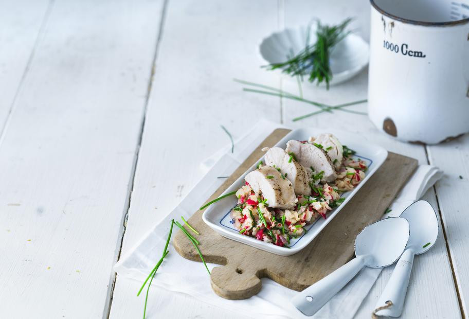 Hähnchenbrustfilet mit Radieschensalat
