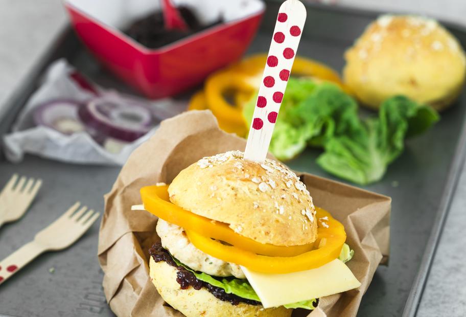 Haferflocken-Möhren-Buns mit Puten-Patties und Zwiebelchutney