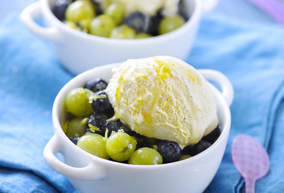 Heidelbeer-Stachelbeer-Salat mit Schuss