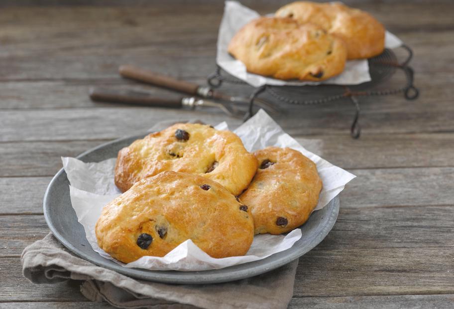Heißwecken mit Rosinen und Zimt