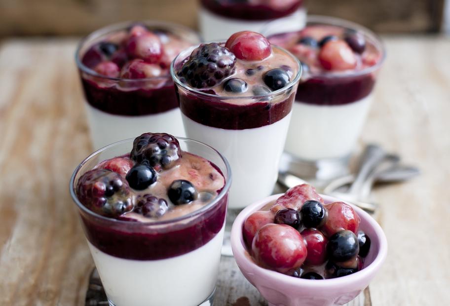 Joghurtcreme mit Karamell-Beeren