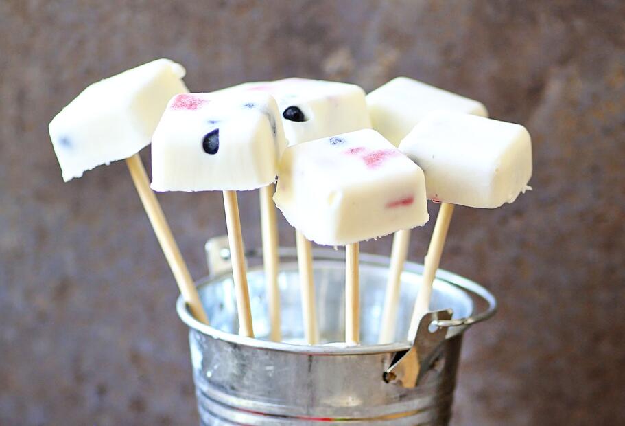 Joghurteis-Happen am Stiel