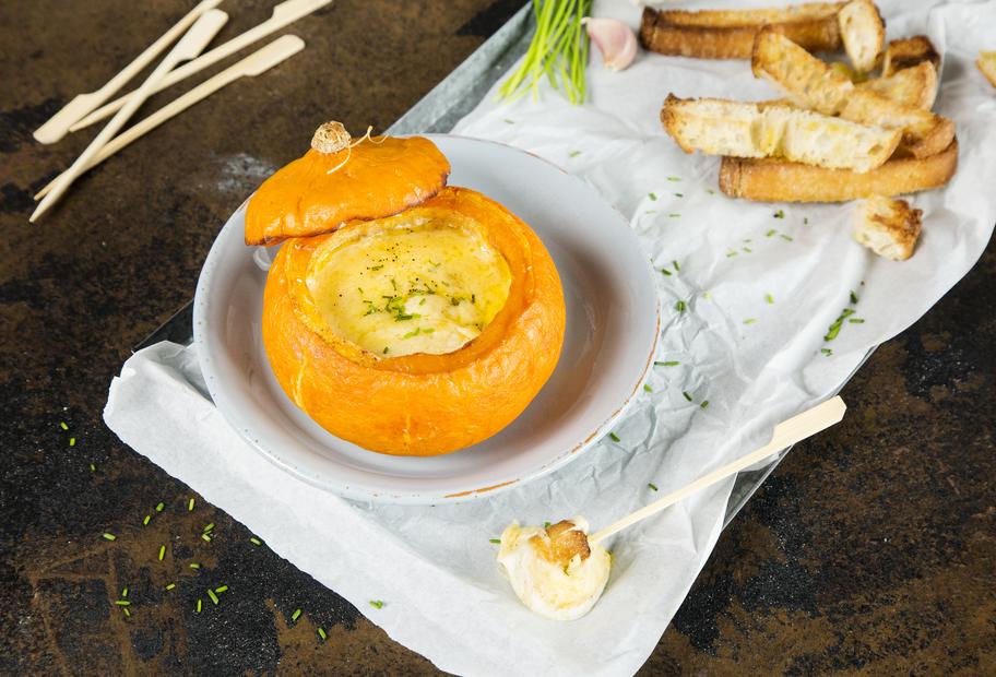 Käsefondue im Kürbis