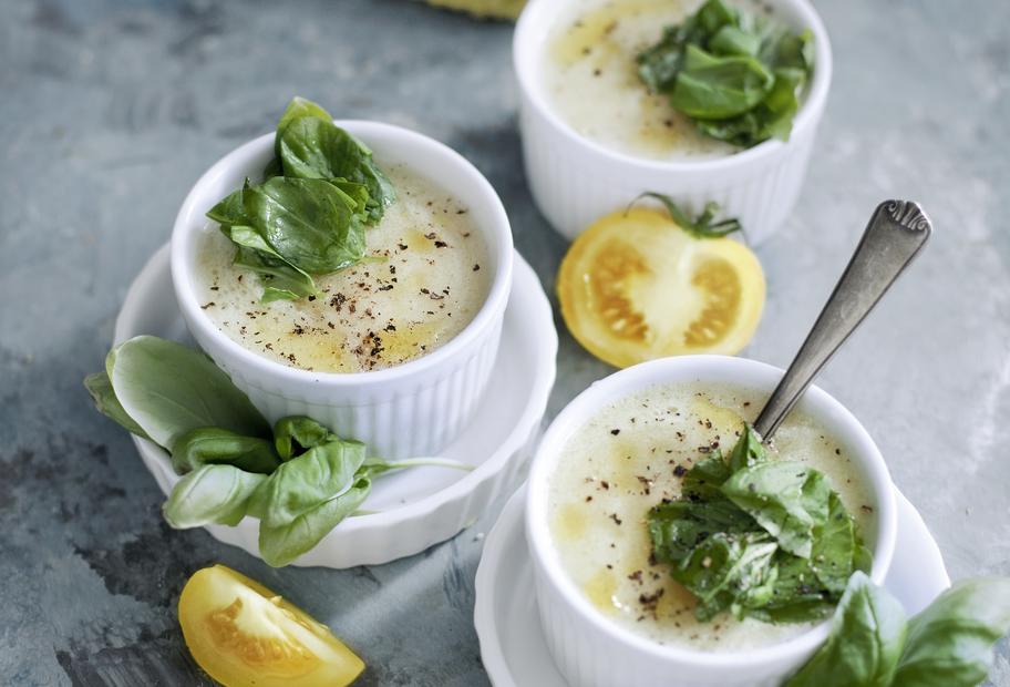 Kaltes gelbes Tomatensüppchen