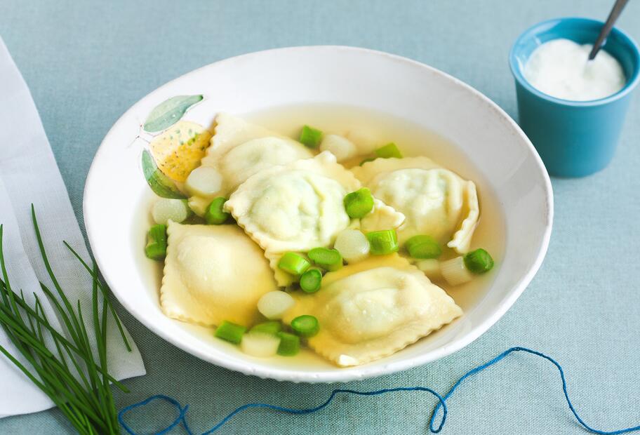 Klare Spargelsuppe mit Teigtäschchen