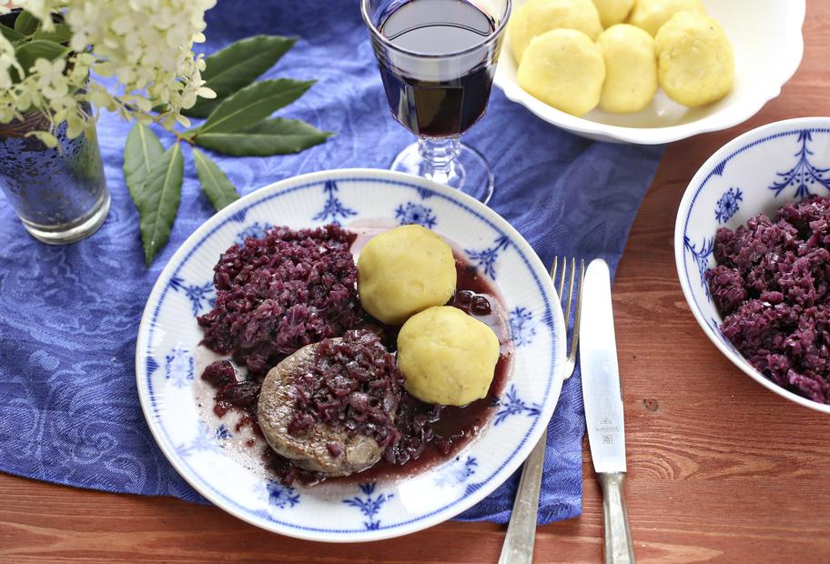 Rinderfilet mit Knödeln und Rotkohl