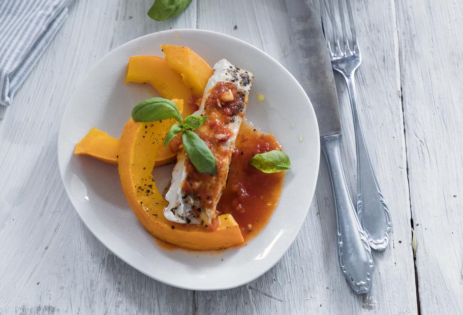 All-in-One-Kabeljau auf Kürbis mit Tomatensoße
