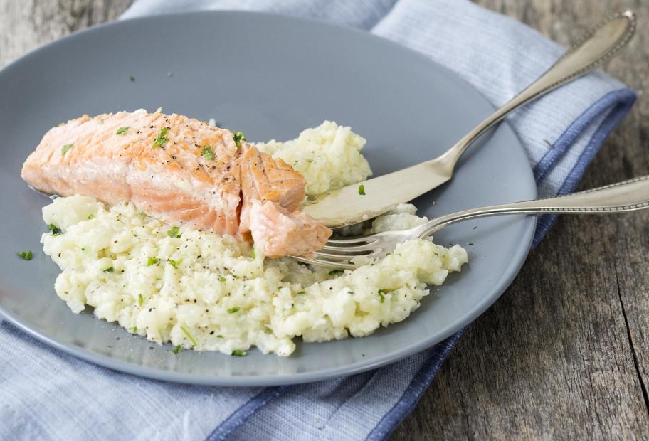 Lachs mit Blumenkohlstampf