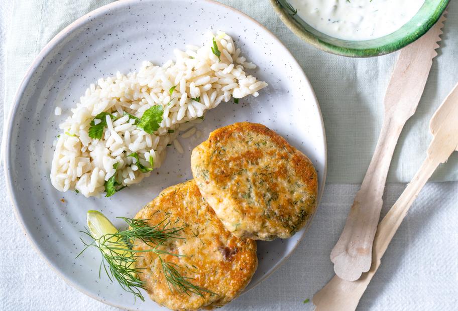 Saftige Lachsfrikadellen mit Reis und Remoulade