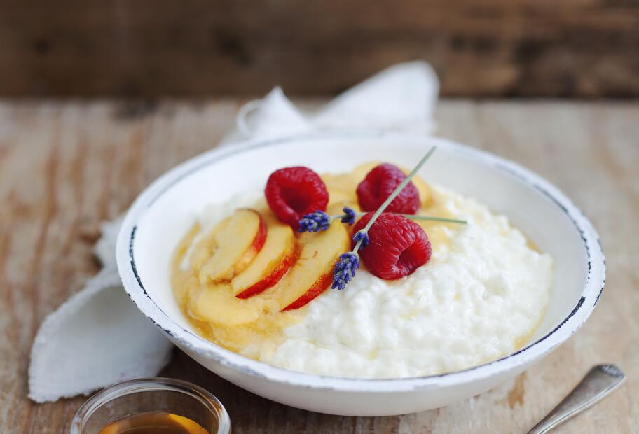 Lavendelmilchreis mit Früchten