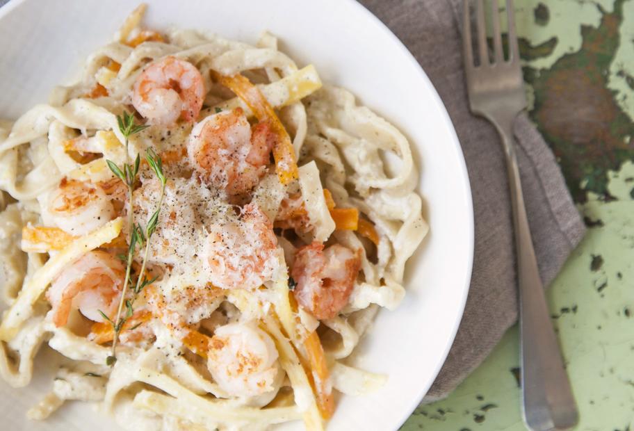 Linguine mit Pastinaken, Karotten und Garnelen