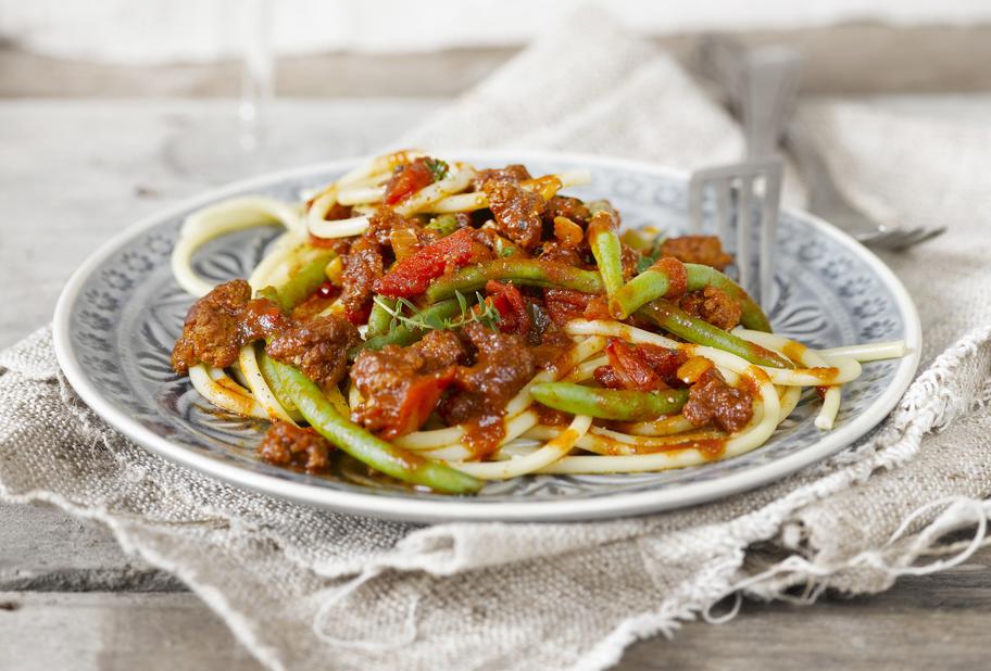 Makkaroni mit Lammhacksugo und Bohnen