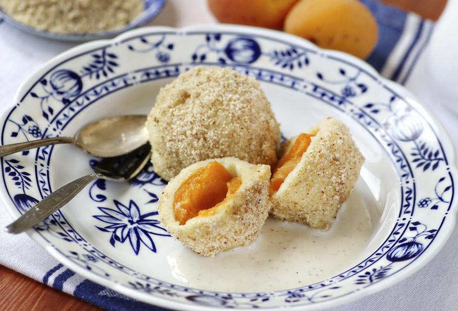 Marillenknödel mit Vanillesoße