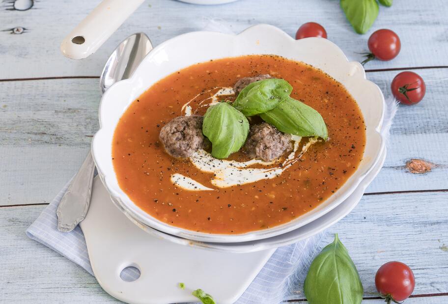 Tomatensuppe mit Fleischbällchen
