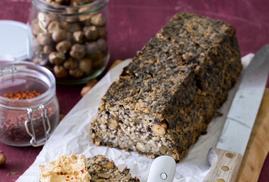 Mehlfreies Nussbrot mit Feigen-Senf-Creme