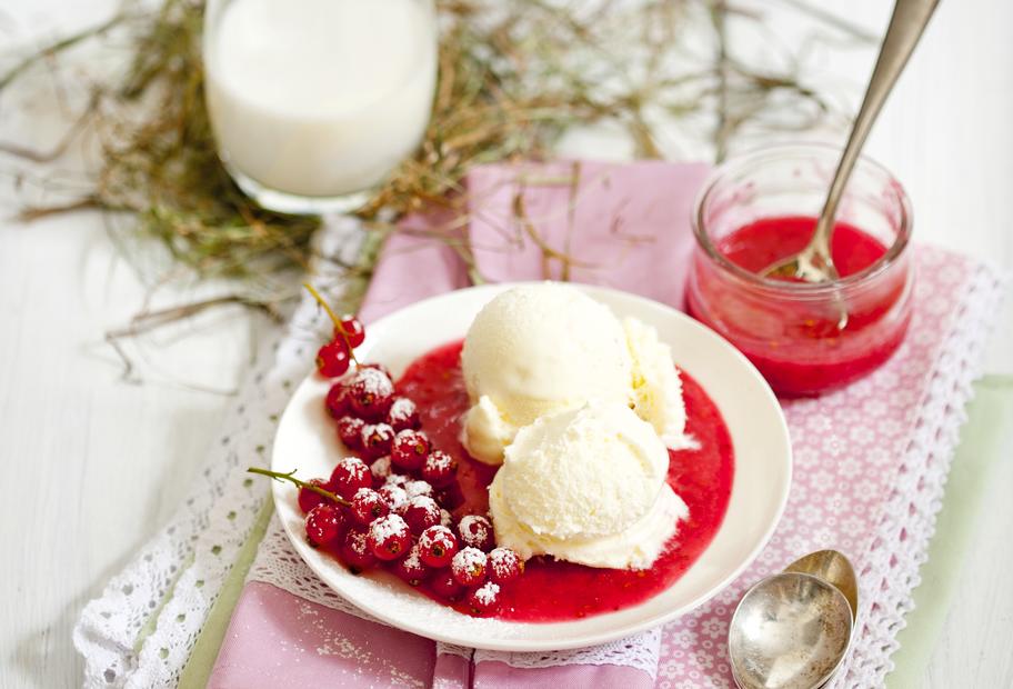 Milch-Sahne-Eis mit Soße aus Roten Johannisbeeren