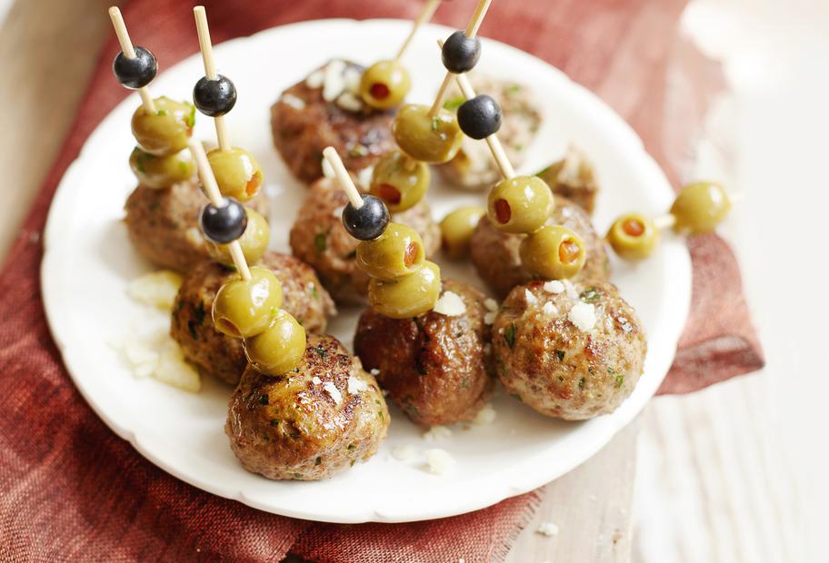 Mini-Hackbällchen mit Oliven und Käse
