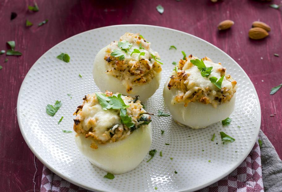 Mit würzigem Reis gefüllte Kohlrabi