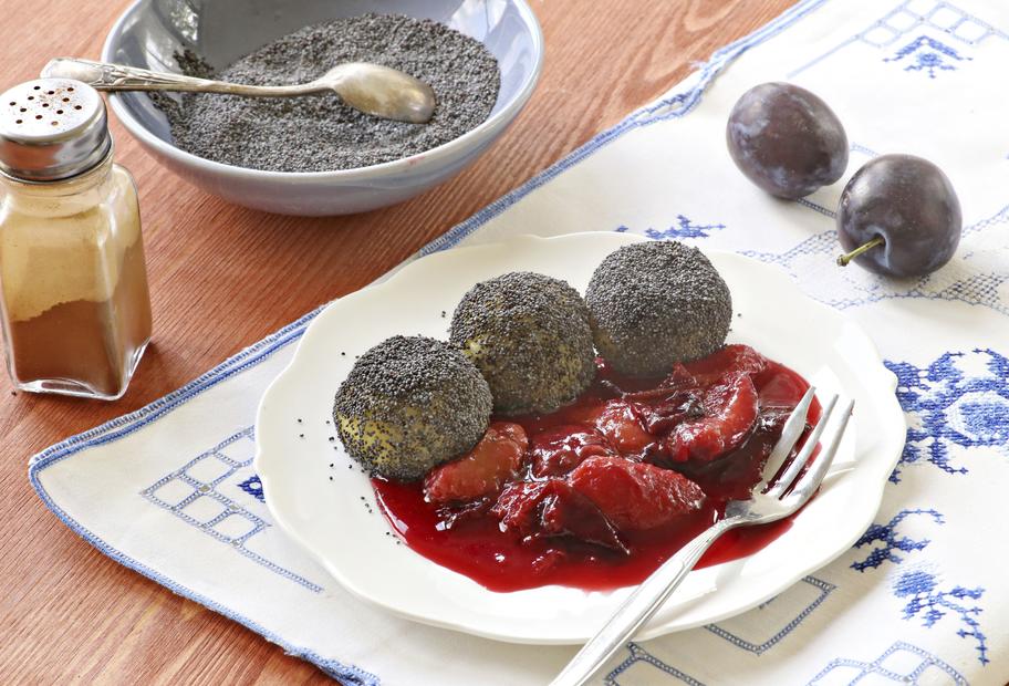 Mohnknödel mit Pflaumenkompott