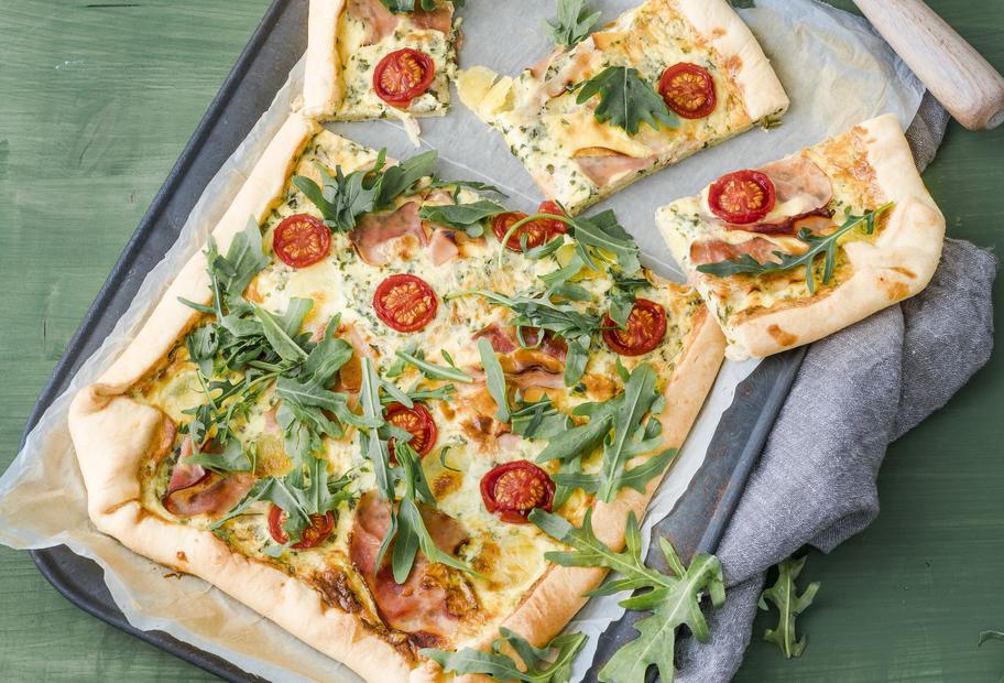 Mürbeteigpizza mit Schinken