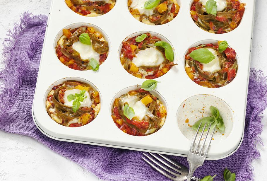 Klein aber oho: Nudelküchlein mit Eierguss