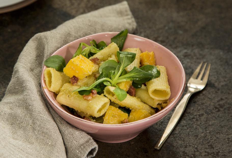 Schneller Nudelsalat mit Speck und Pronto-Pesto