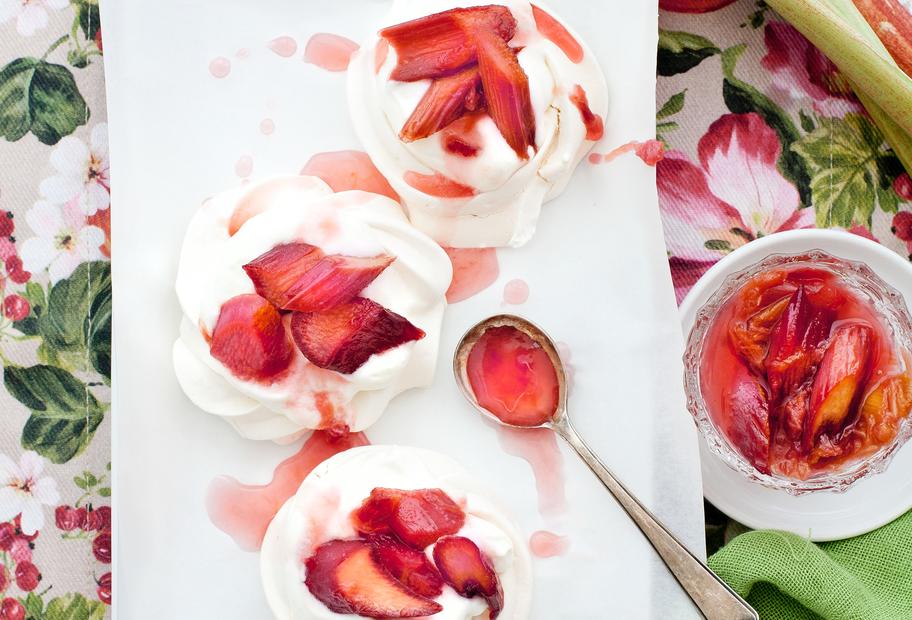 Pavlovas mit Rhabarberkompott