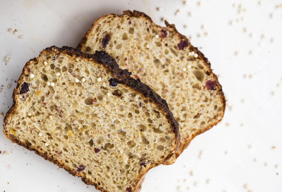 Quinoabrot mit Trockenfrüchten