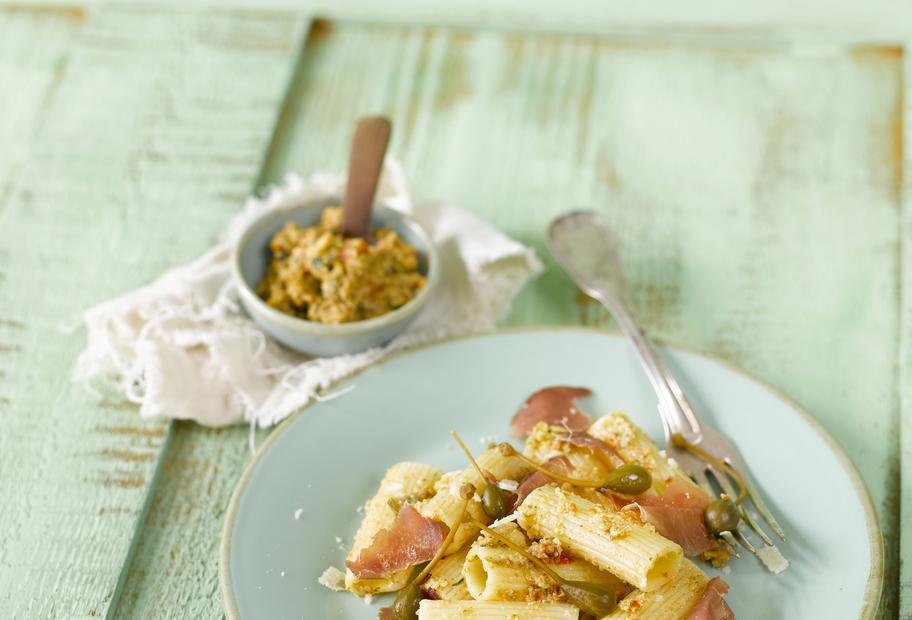 Rigatoni mit Kapernapfel-Pesto und Bresaola