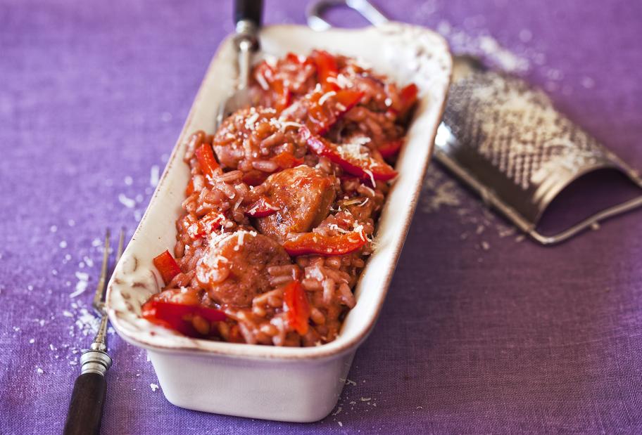 Rotes Risotto mit gebratener Wurst