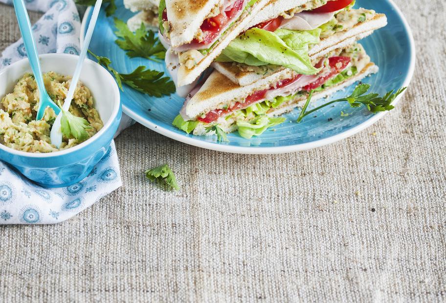 Sandwiches mit Schinken und Bohnenaufstrich