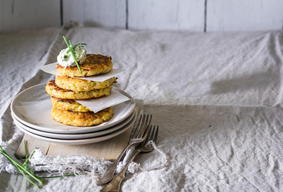 Sauerkraut-Kartoffelpuffer mit Schmanddip