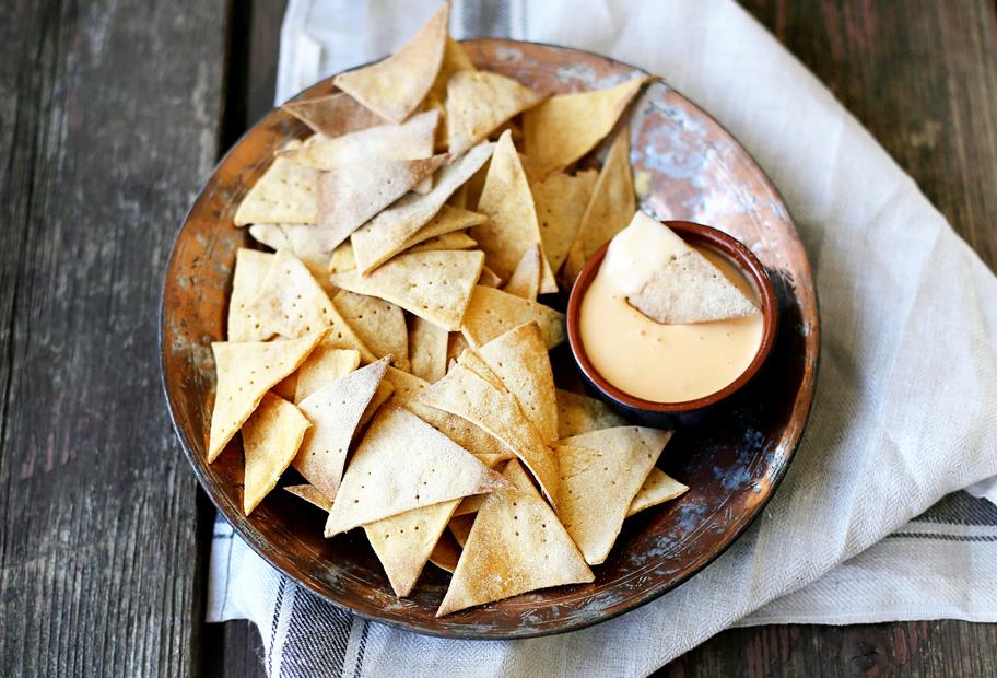 Scharfe Nachos mit Käsesoße