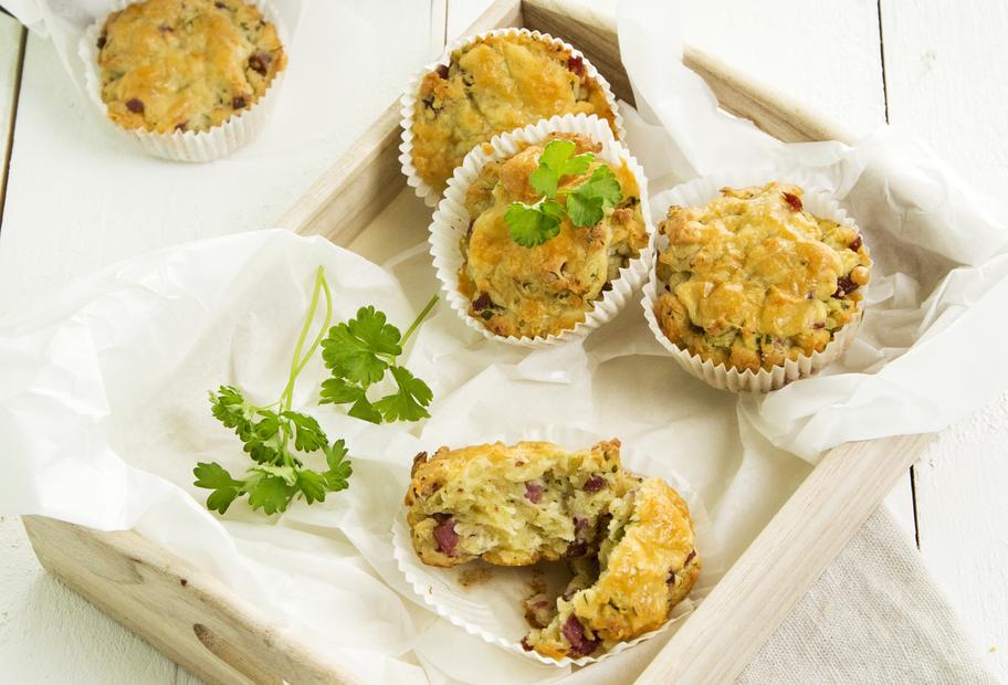 Einfache Schinkenmuffins mit Kräutern und Käse