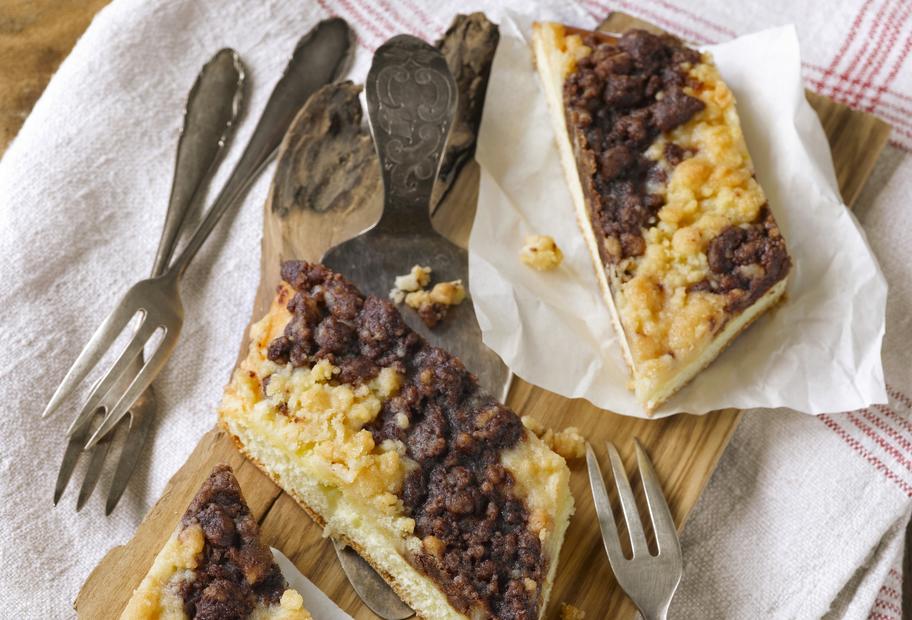 Schwarz-weißer Streuselkuchen