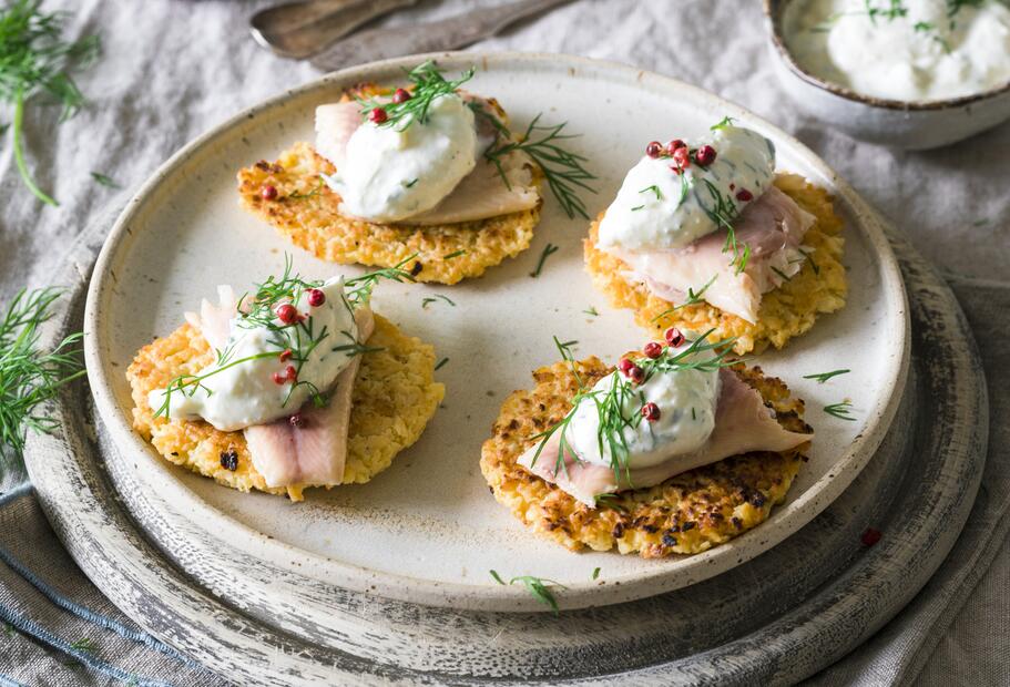 Selleriepuffer mit Forelle und Meerrettich-Dip