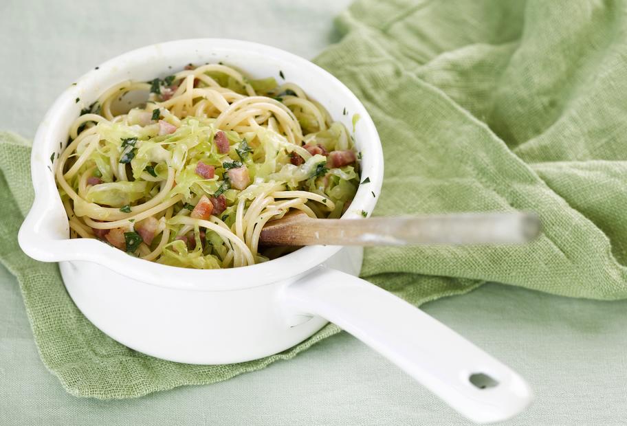 Spaghetti carbonara mit Spitzkohl