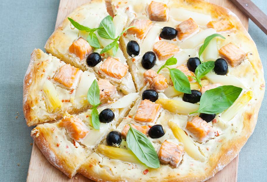 Pizza mal anders: Spargel-Pizza mit Lachs und Oliven