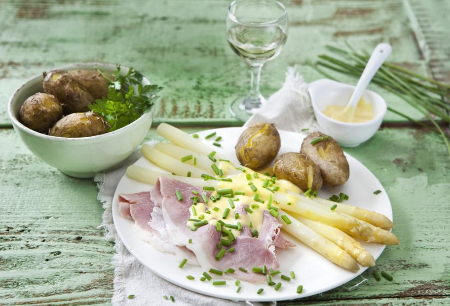 Spargel mit Kartoffeln und Kochschinken