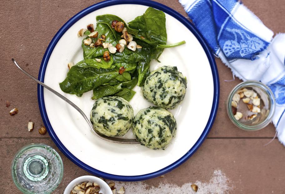 Spinat-Kartoffelknödel mit Spinatsalat