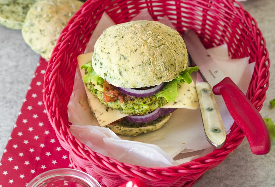 Spinatbuns mit Veggie-Patties und Tomatensalsa