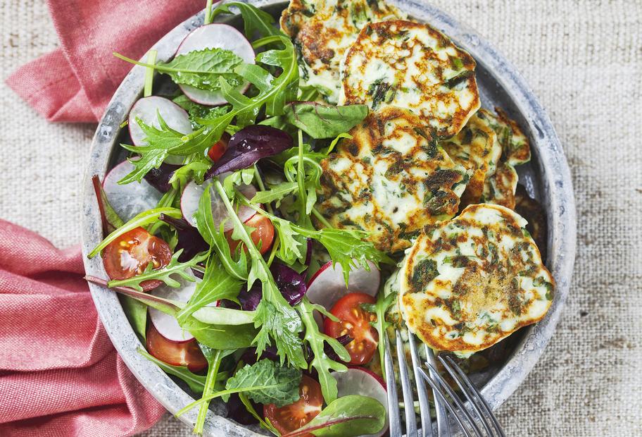 Spinatküchlein mit buntem Salat