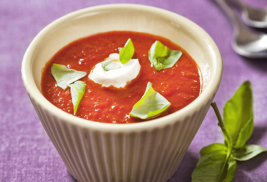 Sommerküche: Tomatensuppe mit Ziegenfrischkäse