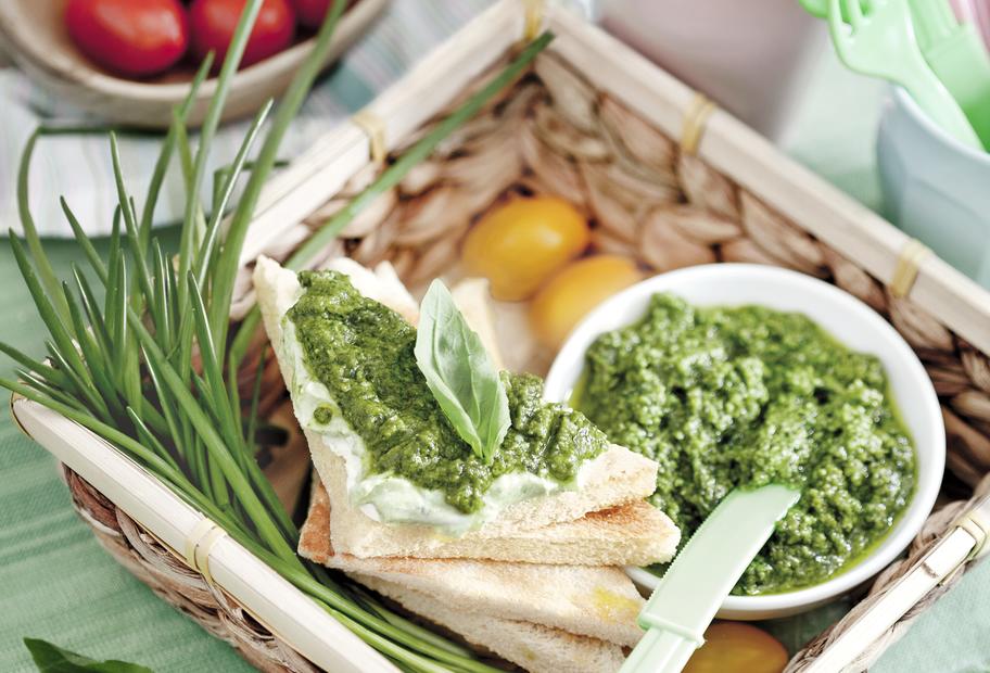 Tramezzini mit Frischkäse und Basilikumpesto