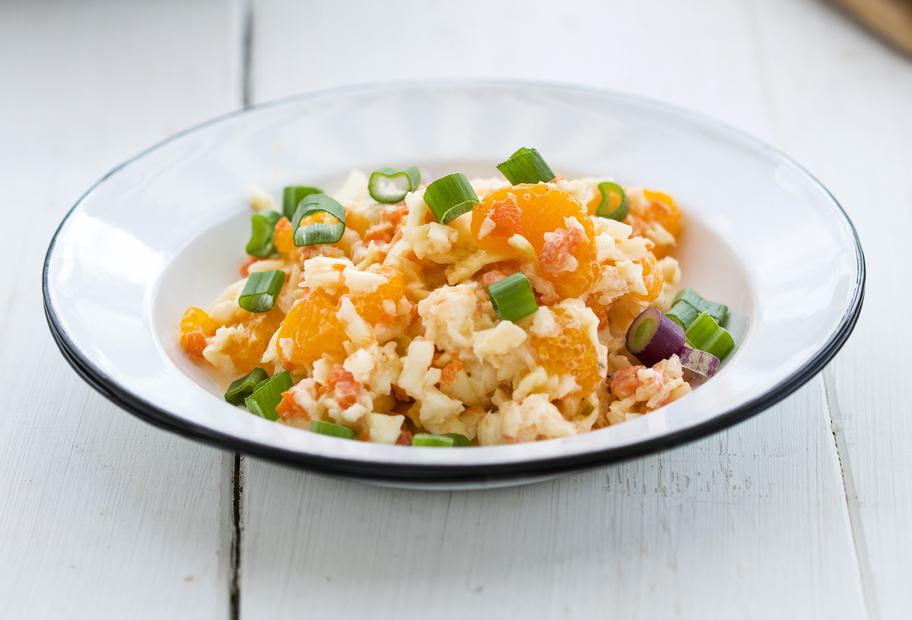 Frischer Weißkohlsalat mit Joghurt und Mandarinen