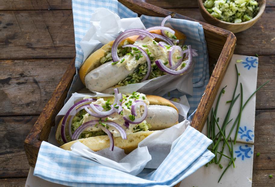Weißwurst-Hotdogs mit Krautsalat