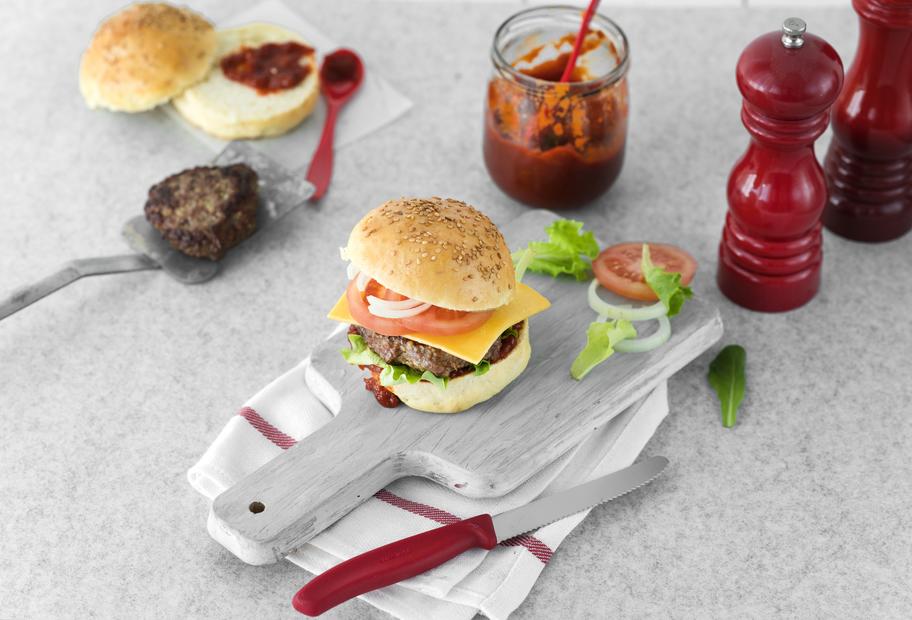 Weizenbuns mit Rinderfrikadellen und BBQ-Soße