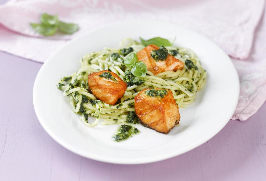 Einfache Zitronen-Spaghetti mit Lachs und Pesto