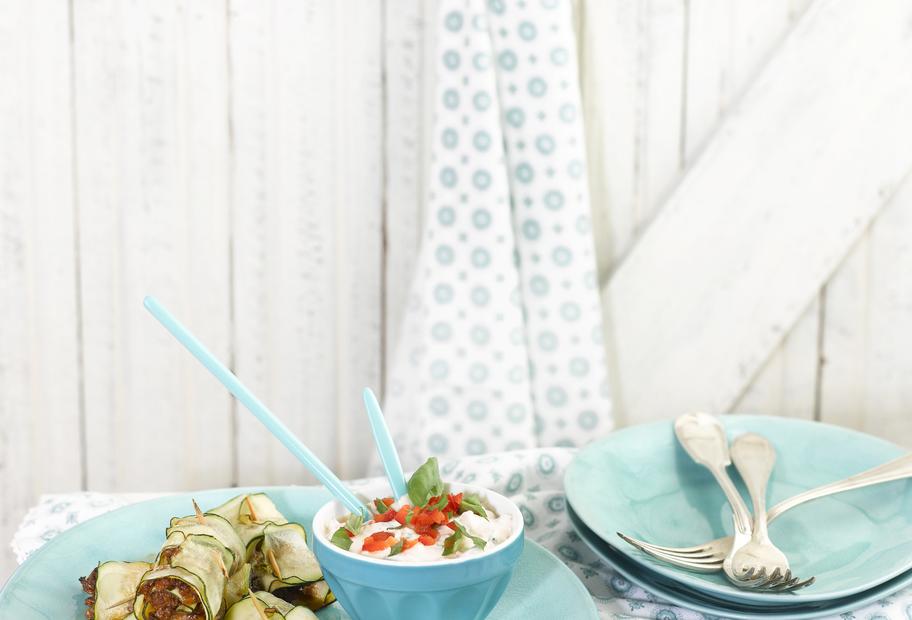 Pikante Zucchini-Hackfleisch-Röllchen mit Paprika-Dip
